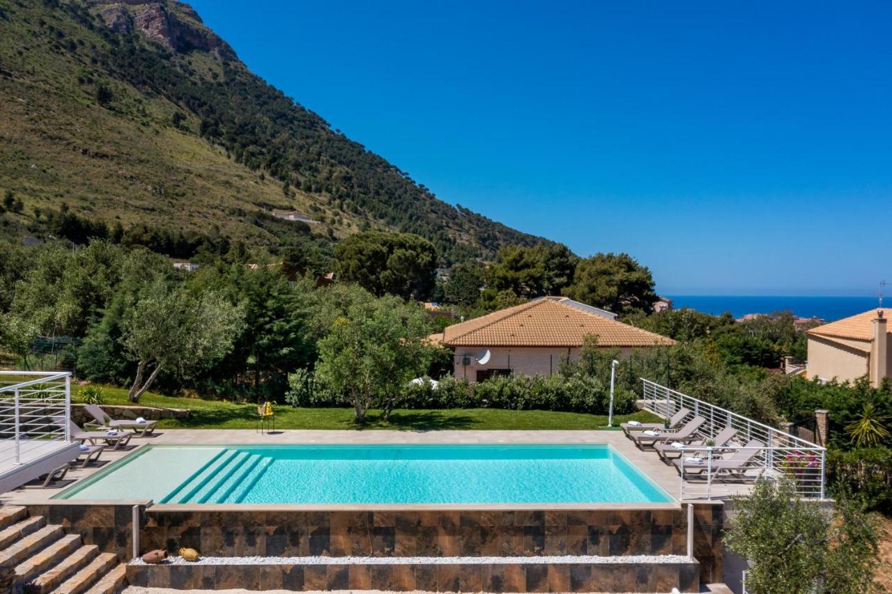 Maria Con Piscina E Vista Mare