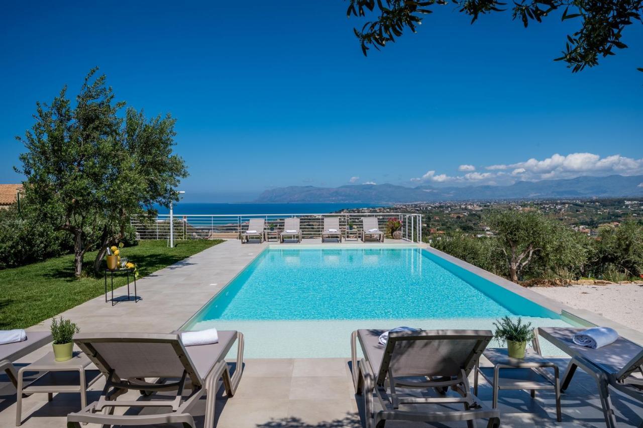 Maria Con Piscina E Vista Mare