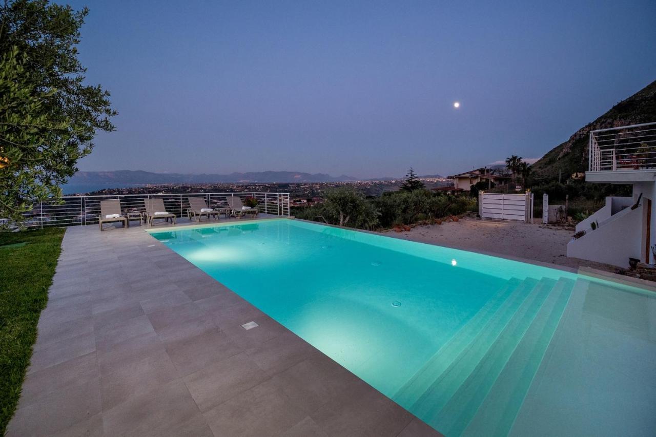 Maria Con Piscina E Vista Mare